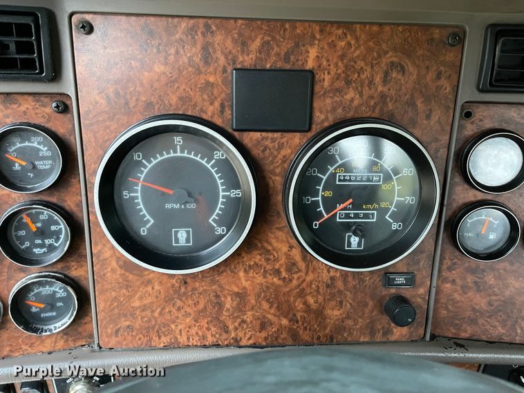 image for item IK9550 2005 Kenworth T800  semi truck