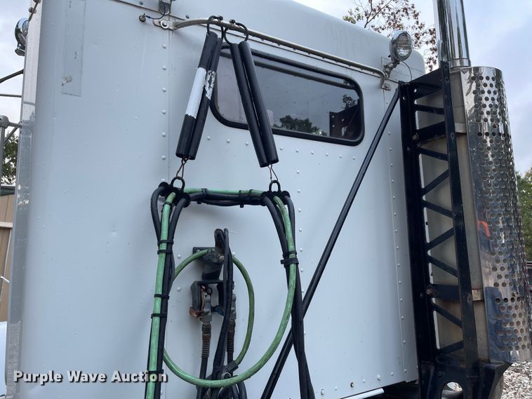 image for item IK9550 2005 Kenworth T800  semi truck