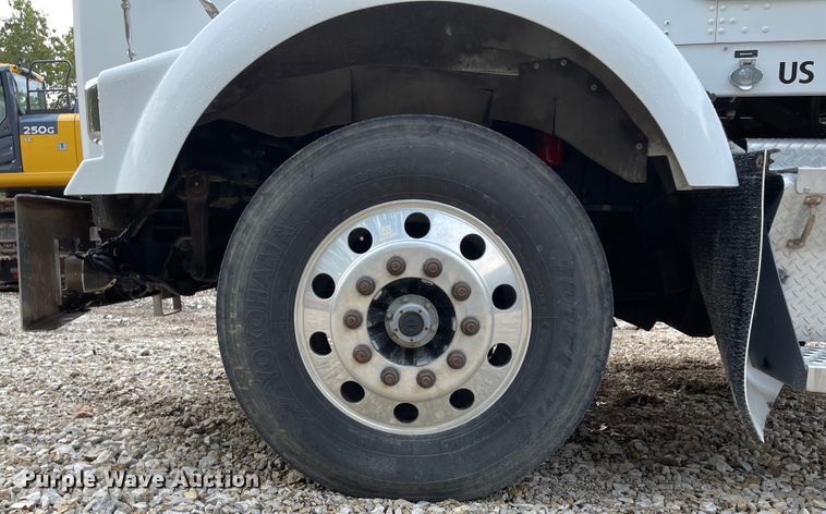 image for item IK9550 2005 Kenworth T800  semi truck