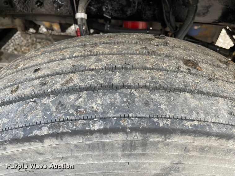 image for item IK9550 2005 Kenworth T800  semi truck