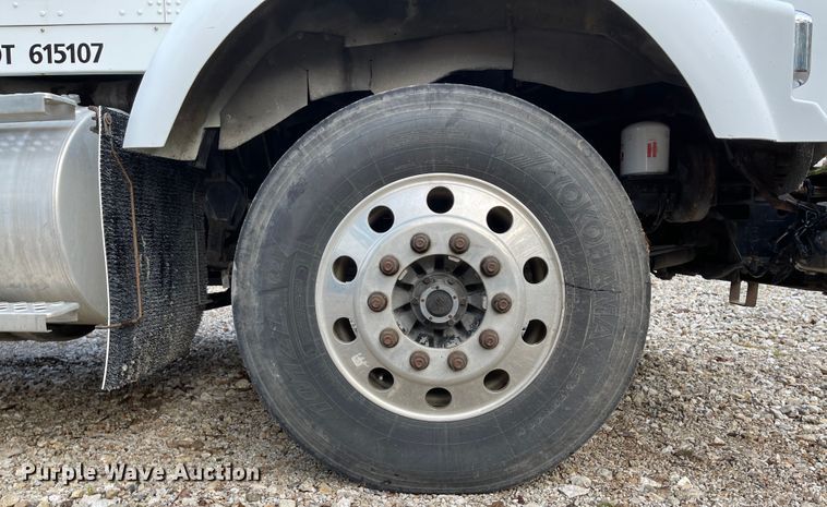 image for item IK9550 2005 Kenworth T800  semi truck