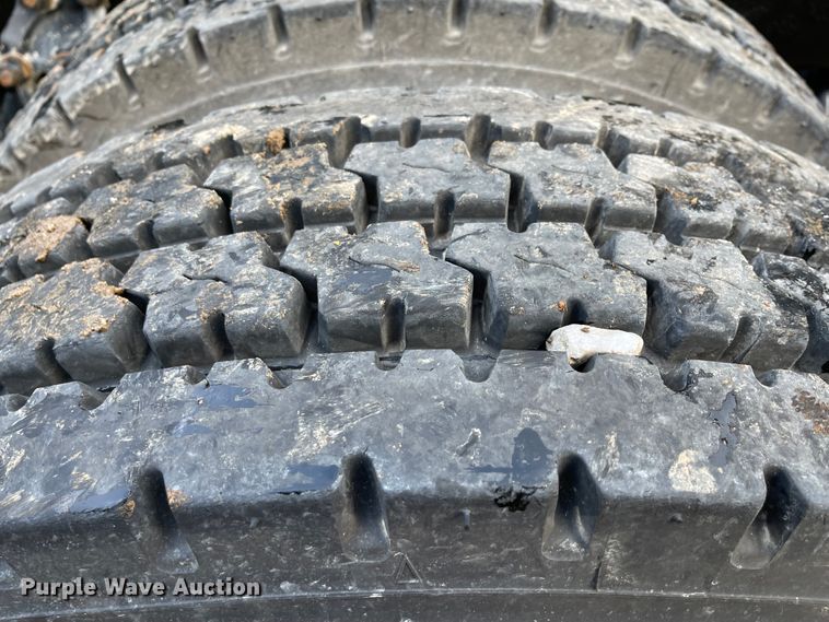 image for item IK9550 2005 Kenworth T800  semi truck