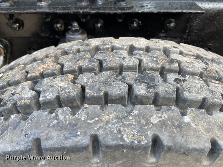 image for item IK9550 2005 Kenworth T800  semi truck