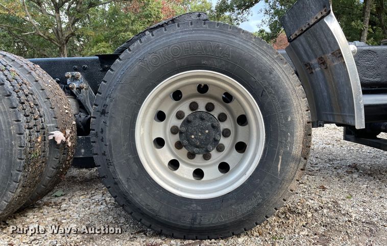 image for item IK9550 2005 Kenworth T800  semi truck