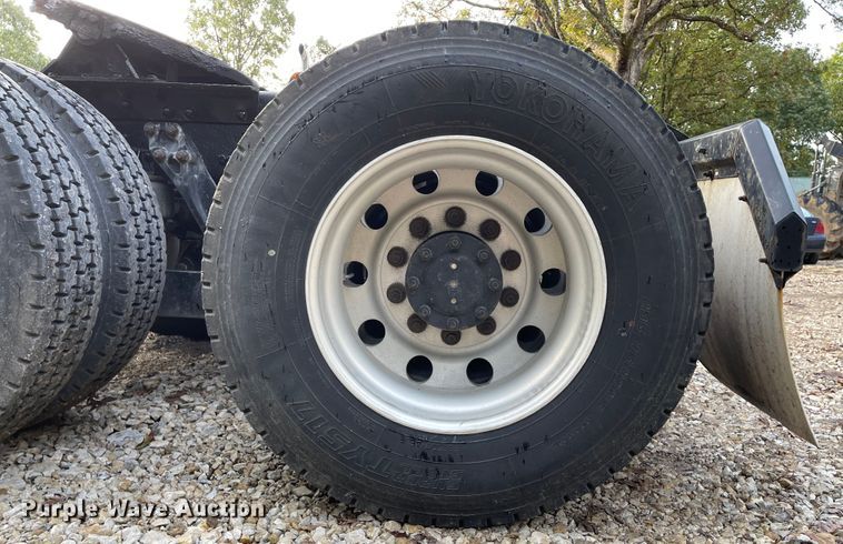 image for item IK9550 2005 Kenworth T800  semi truck