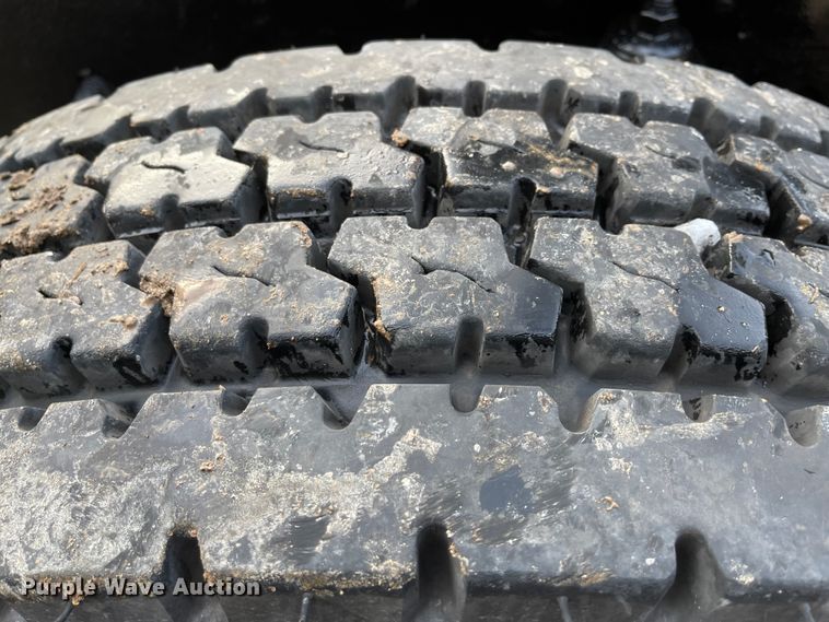 image for item IK9550 2005 Kenworth T800  semi truck