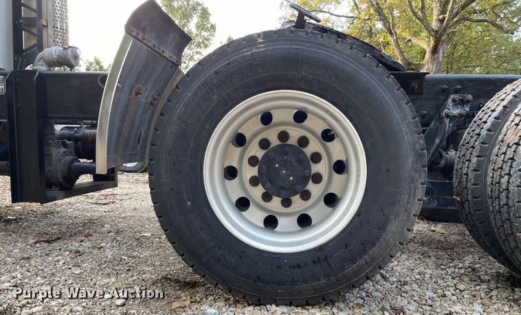 image for item IK9550 2005 Kenworth T800  semi truck