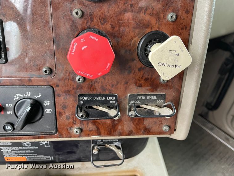 image for item IK9551 2008 International 9900ix  semi truck