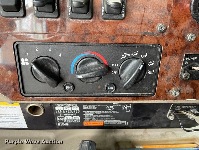 image for item IK9551 2008 International 9900ix  semi truck