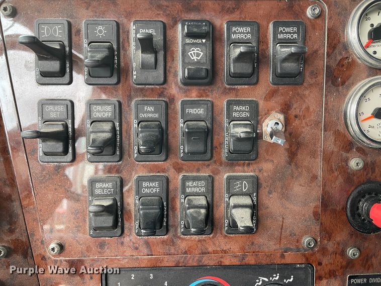 image for item IK9551 2008 International 9900ix  semi truck