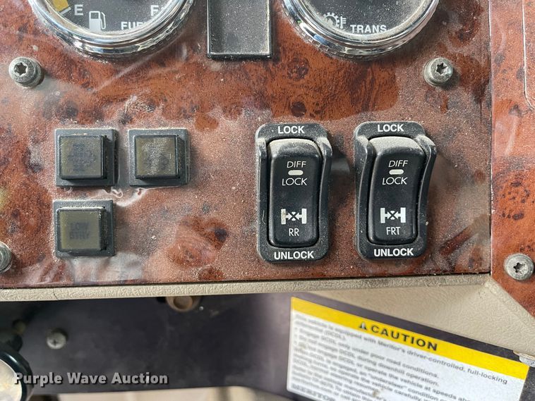 image for item IK9551 2008 International 9900ix  semi truck