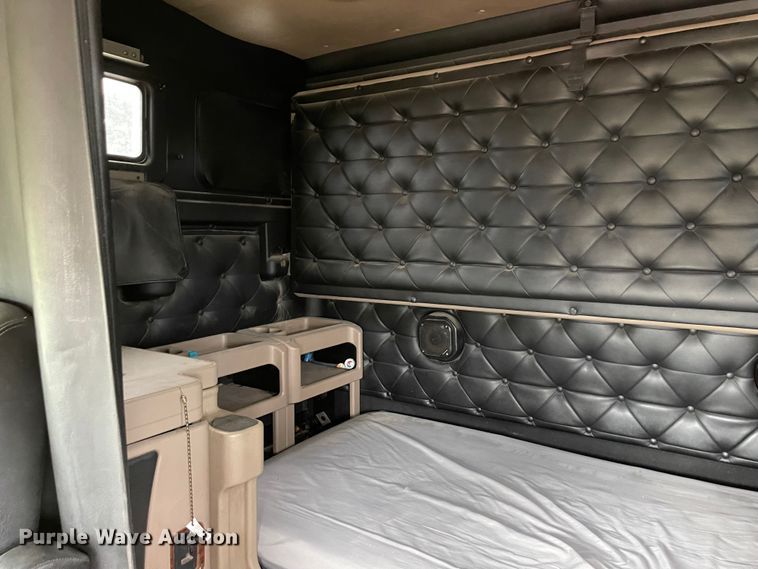 image for item IK9551 2008 International 9900ix  semi truck