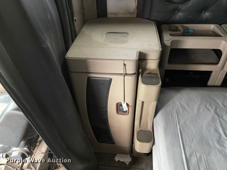 image for item IK9551 2008 International 9900ix  semi truck