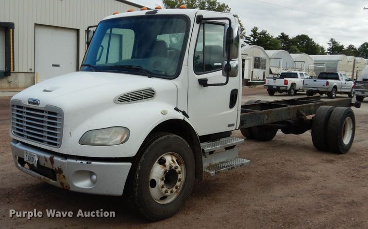 image for item JI9408 2007 Freightliner Business Class M2  truck cab and chassis