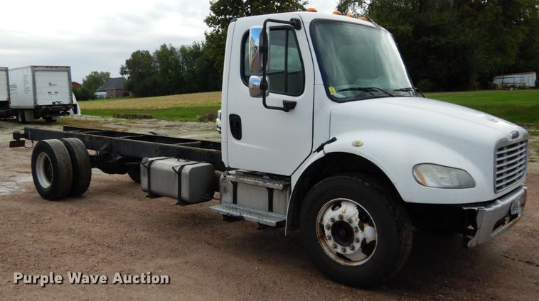 image for item JI9408 2007 Freightliner Business Class M2  truck cab and chassis