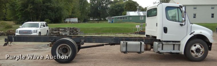 image for item JI9408 2007 Freightliner Business Class M2  truck cab and chassis