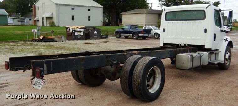 image for item JI9408 2007 Freightliner Business Class M2  truck cab and chassis