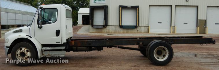 image for item JI9408 2007 Freightliner Business Class M2  truck cab and chassis