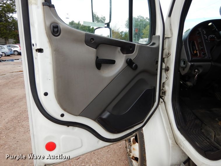 image for item JI9408 2007 Freightliner Business Class M2  truck cab and chassis