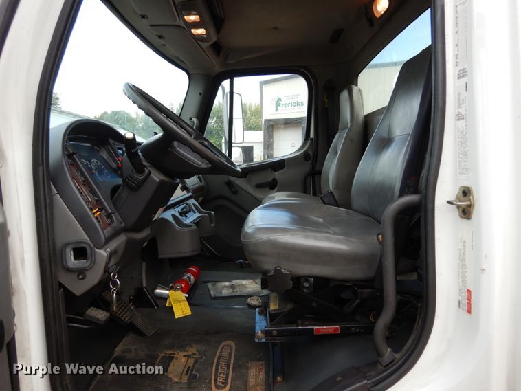 image for item JI9408 2007 Freightliner Business Class M2  truck cab and chassis