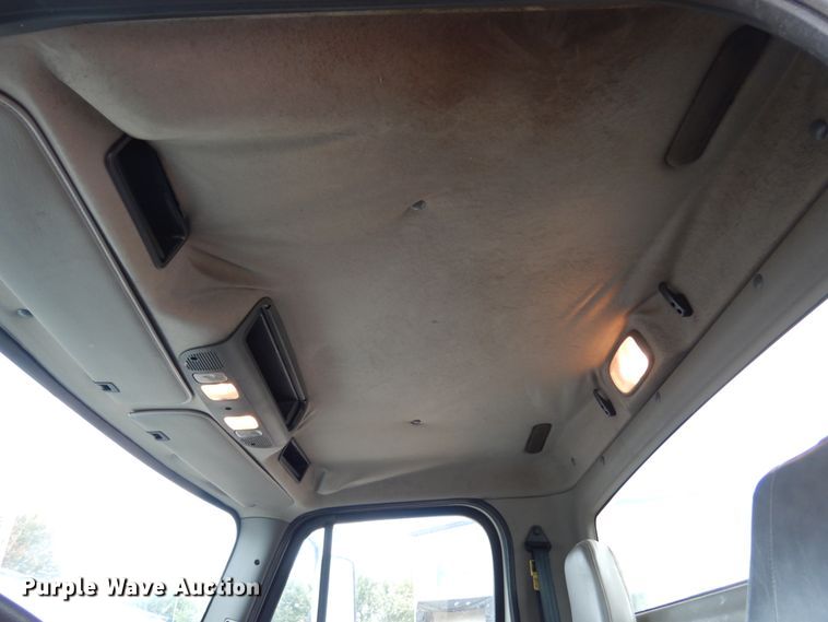 image for item JI9408 2007 Freightliner Business Class M2  truck cab and chassis