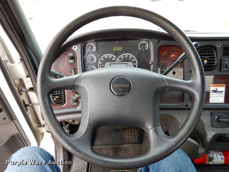 image for item JI9408 2007 Freightliner Business Class M2  truck cab and chassis