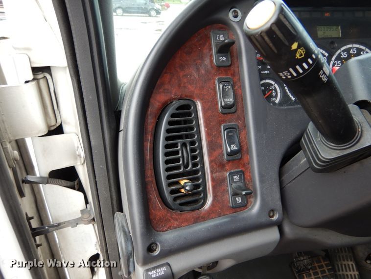 image for item JI9408 2007 Freightliner Business Class M2  truck cab and chassis