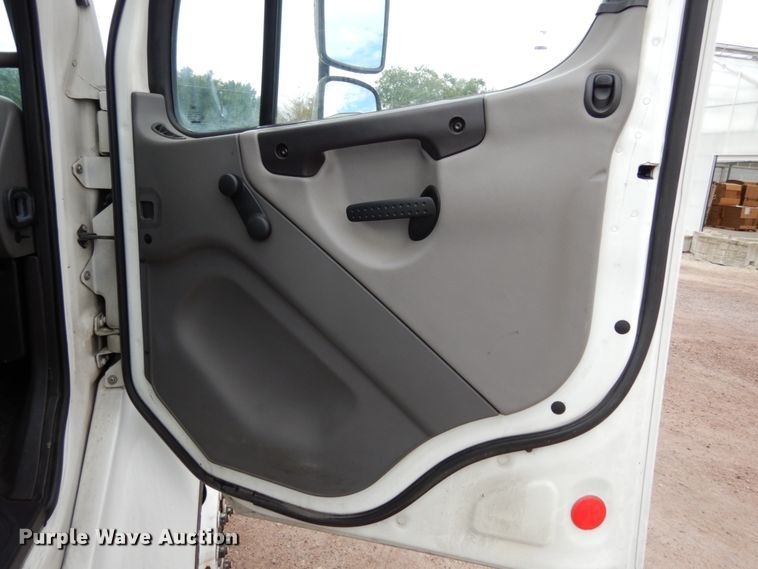 image for item JI9408 2007 Freightliner Business Class M2  truck cab and chassis