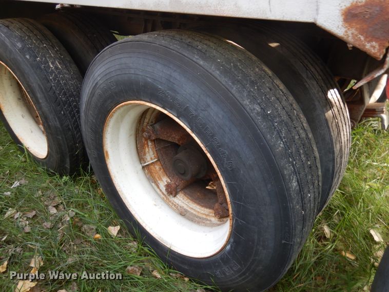 image for item JQ9287 1962 Fruehauf  pneumatic dry bulk trailer