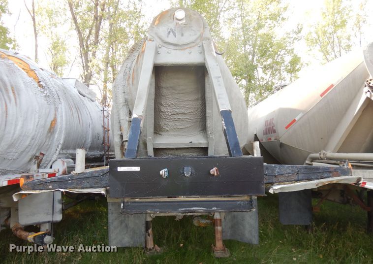 image for item JQ9290 1981 Trailmobile  pneumatic dry bulk trailer