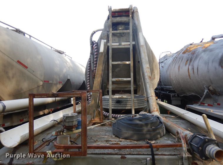 image for item JQ9290 1981 Trailmobile  pneumatic dry bulk trailer