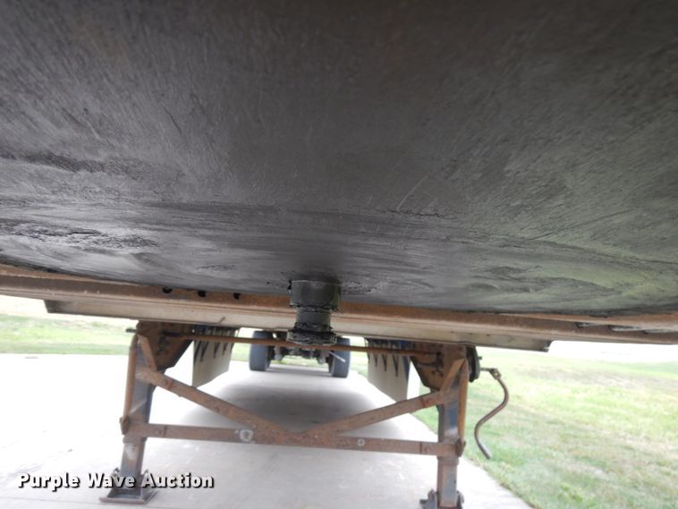 image for item JQ9348 2004 Manac 94253001  dry van trailer