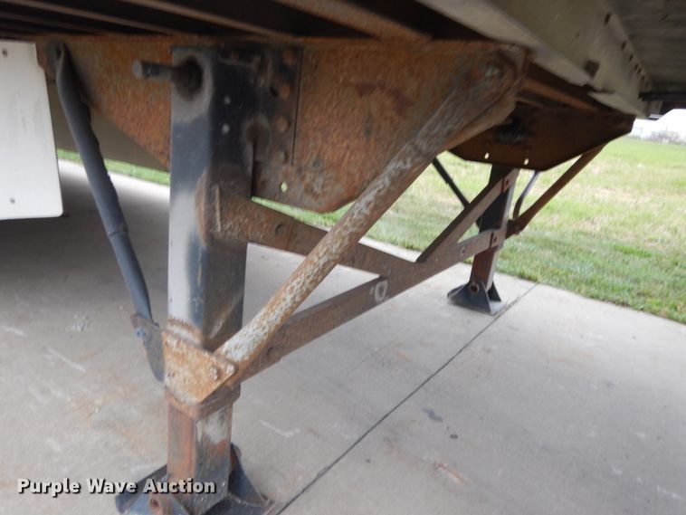 image for item JQ9348 2004 Manac 94253001  dry van trailer