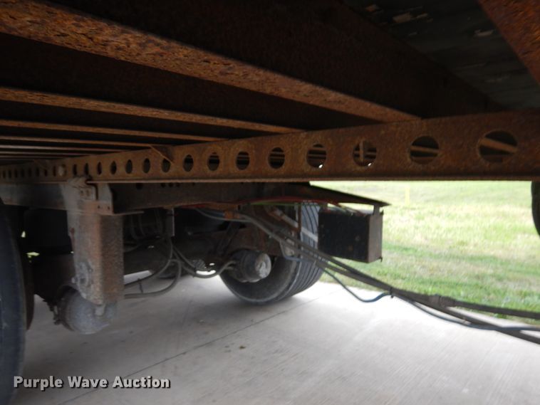 image for item JQ9348 2004 Manac 94253001  dry van trailer