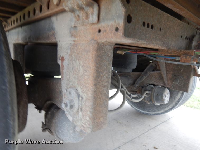 image for item JQ9348 2004 Manac 94253001  dry van trailer