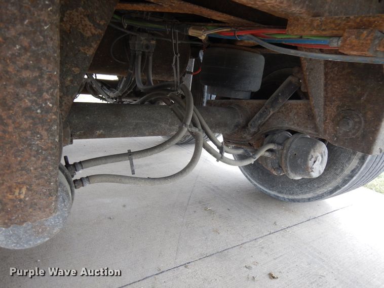 image for item JQ9348 2004 Manac 94253001  dry van trailer