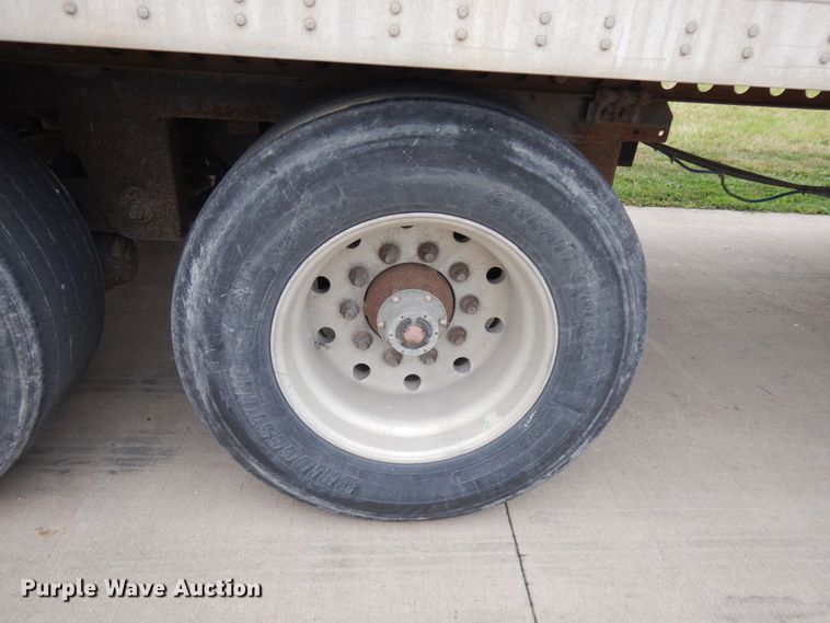 image for item JQ9348 2004 Manac 94253001  dry van trailer