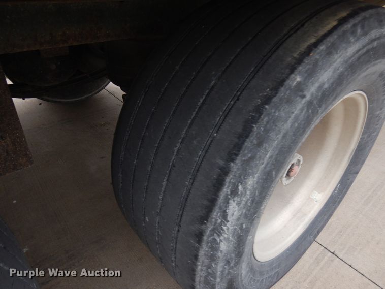 image for item JQ9348 2004 Manac 94253001  dry van trailer