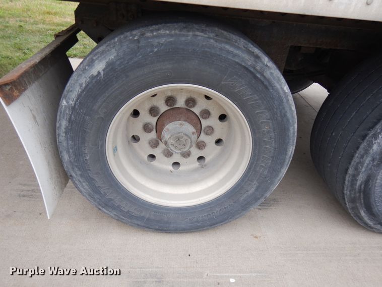 image for item JQ9348 2004 Manac 94253001  dry van trailer