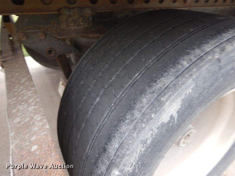 image for item JQ9348 2004 Manac 94253001  dry van trailer