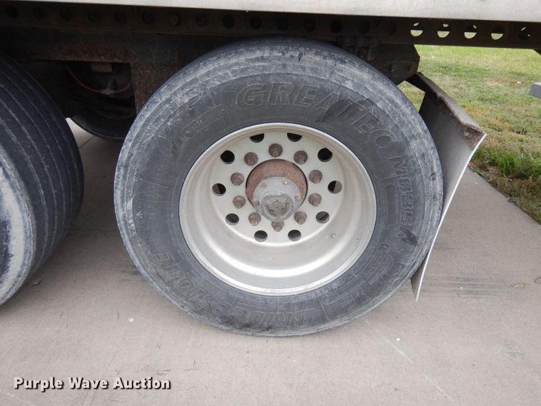 image for item JQ9348 2004 Manac 94253001  dry van trailer