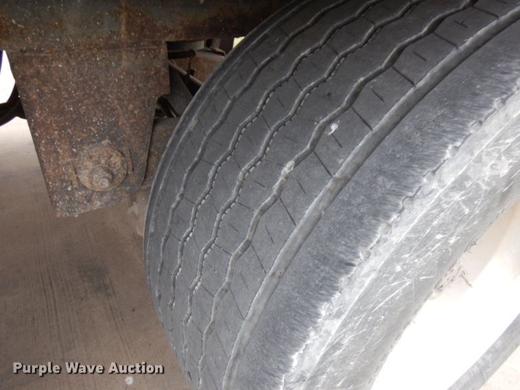 image for item JQ9348 2004 Manac 94253001  dry van trailer