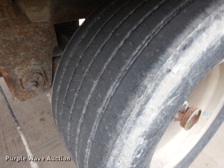 image for item JQ9348 2004 Manac 94253001  dry van trailer