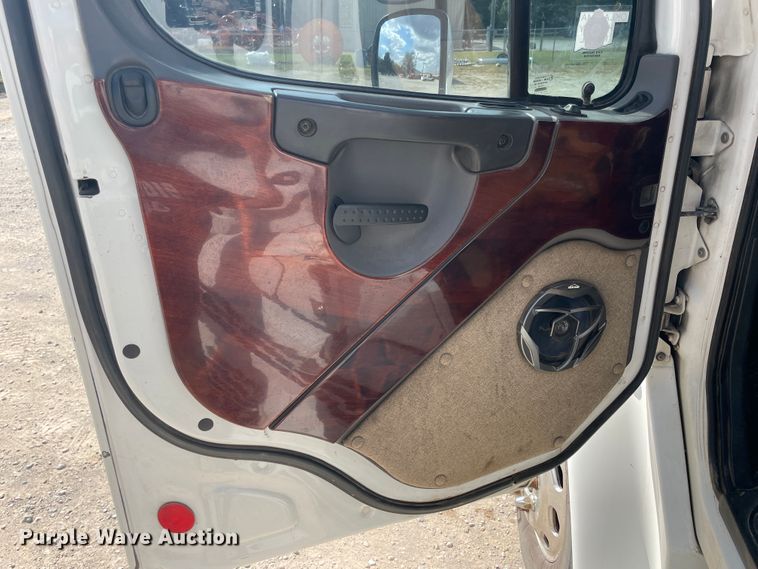 image for item JQ9405 2005 Freightliner M2 106  Crew Cab flatbed truck