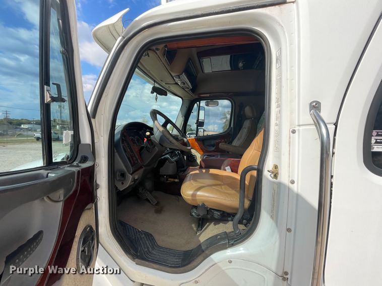 image for item JQ9405 2005 Freightliner M2 106  Crew Cab flatbed truck