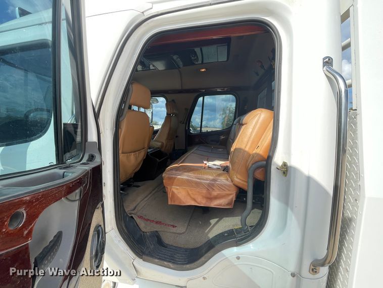 image for item JQ9405 2005 Freightliner M2 106  Crew Cab flatbed truck