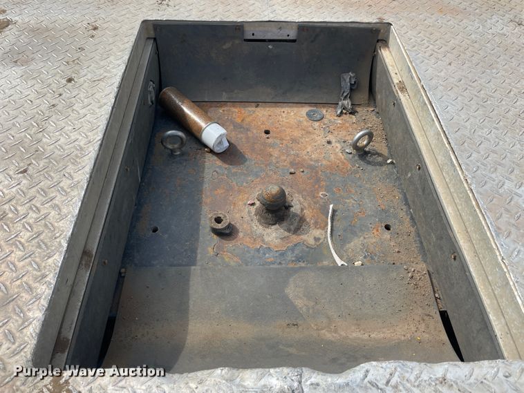 image for item JQ9405 2005 Freightliner M2 106  Crew Cab flatbed truck