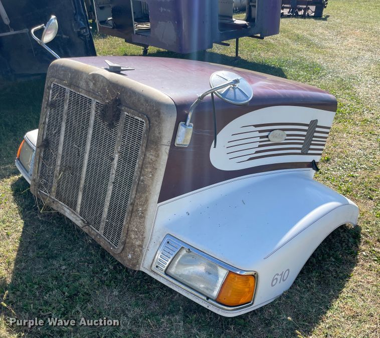 image for item JQ9453 Peterbilt 377 hood