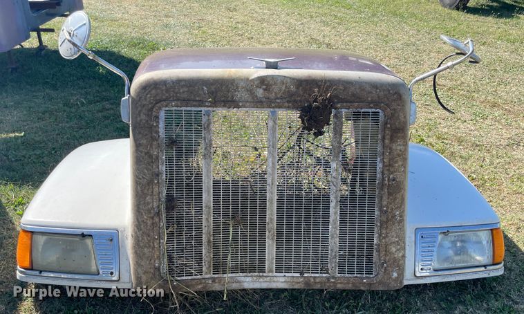image for item JQ9453 Peterbilt 377 hood