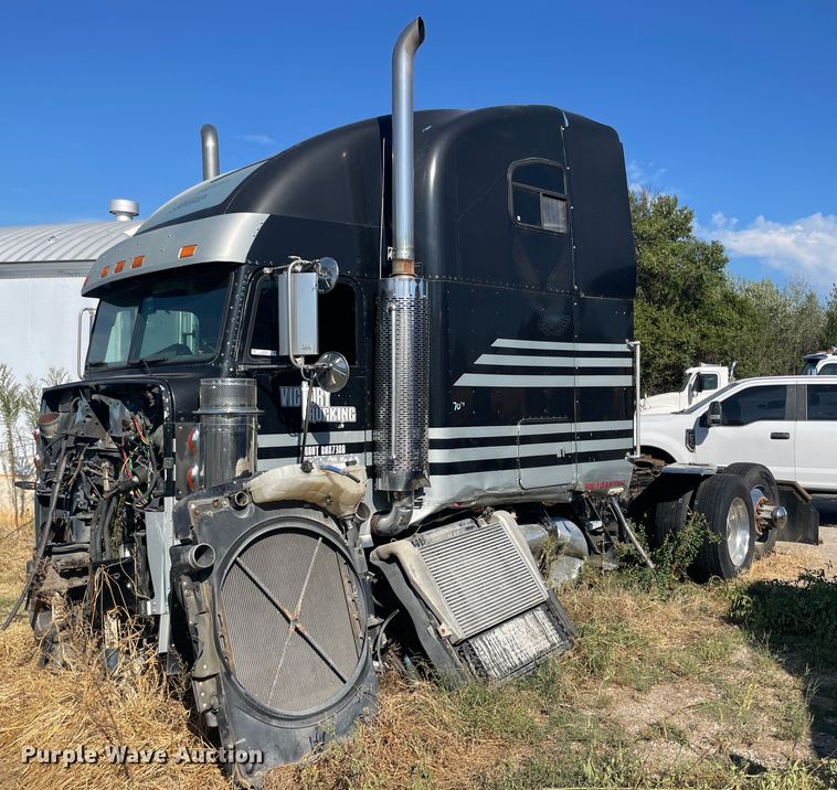 image for item JQ9466 2000 Freightliner FLD120  semi truck